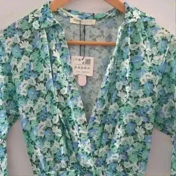 PULL&BEAR | Women's Green/Blue Floral Deep V-neck Wrap Mini Dress - Picture 2 of 6